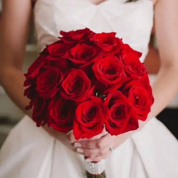 Красные розы в букете невесты - изысканный выбор для стильной и особенной свадьбы