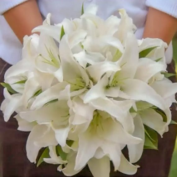 Красивый букет невесты из белых лилий для особенной свадьбы с доставкой - Гедера, Явне, Рамле и другие города Израиля