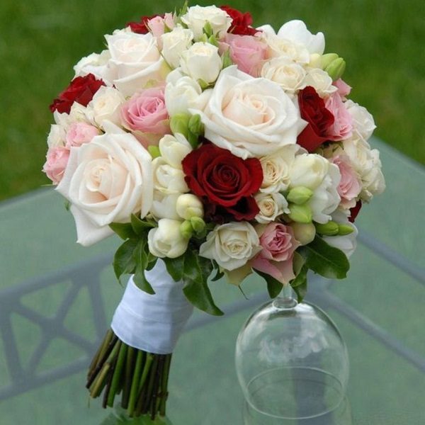 Букет цветов для невесты из белых, розовых и красных роз дешево с доставкой при заказе он-лайн